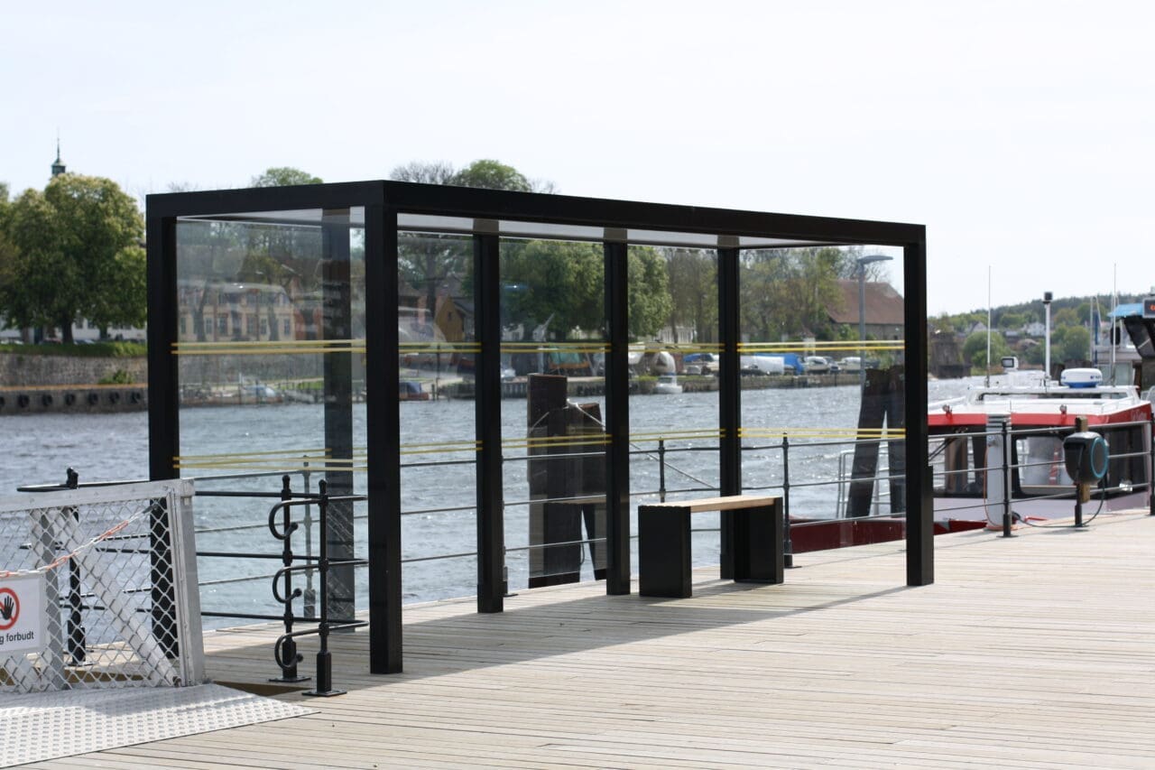 Sharp-Wartehalle Team Tejbrant am Hafen-01