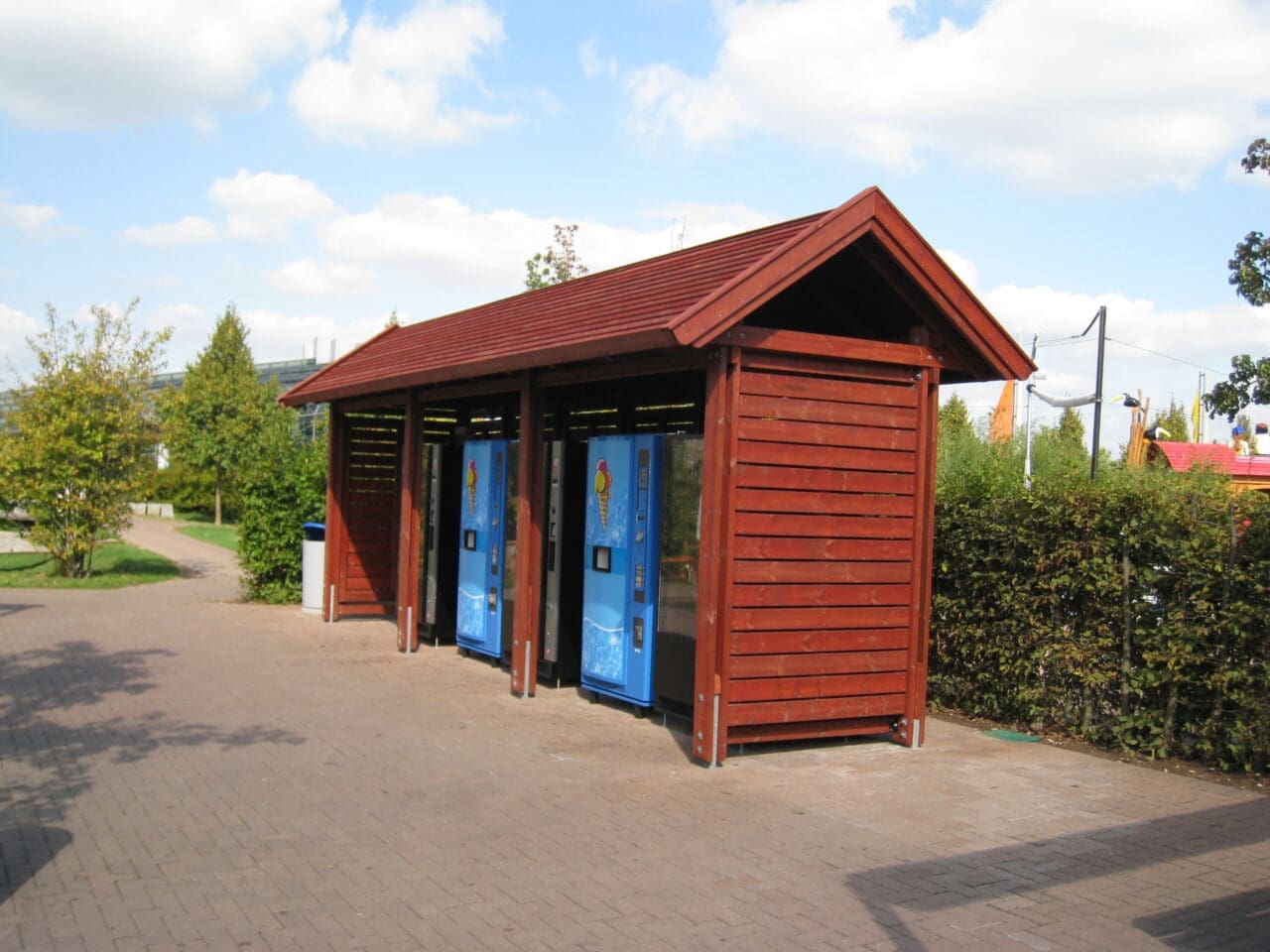 Überdachung für Automaten aus Holz von Team Tejbrant
