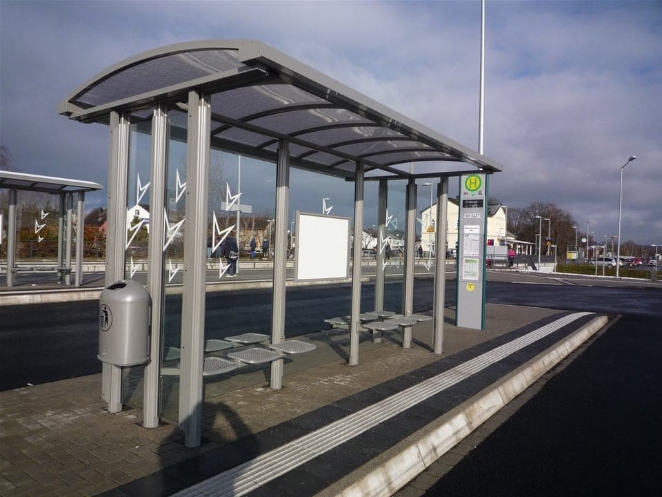 Wartehalle X-Rail Raster 22 mit 3 Sektionen und Bogendach von Team Tejbrant