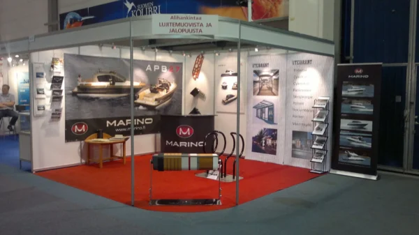 Messestand von Marino, einem finnischen Bootshersteller, auf einer Messe.