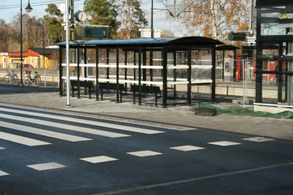Schwarzer X-Rail Unterstand am Bahnhof Nykvarns, nahe Stockholm.